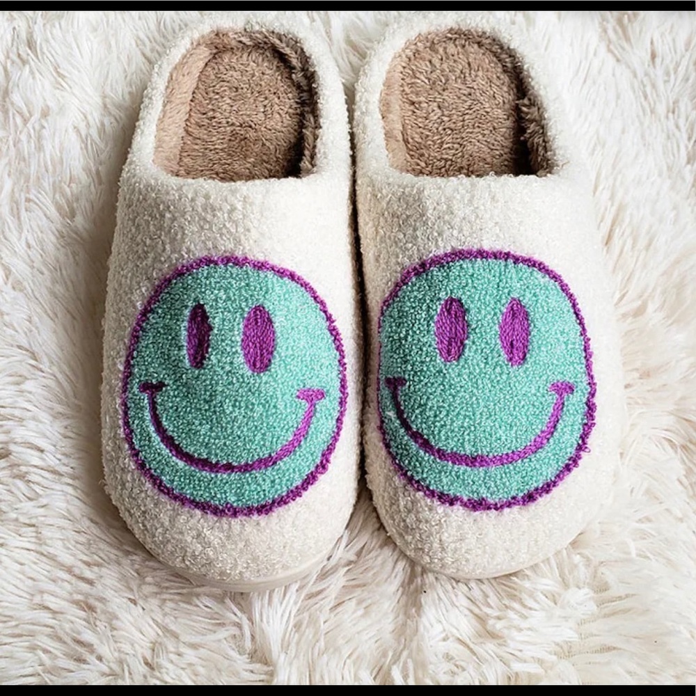 Smiley face slippers 6/7